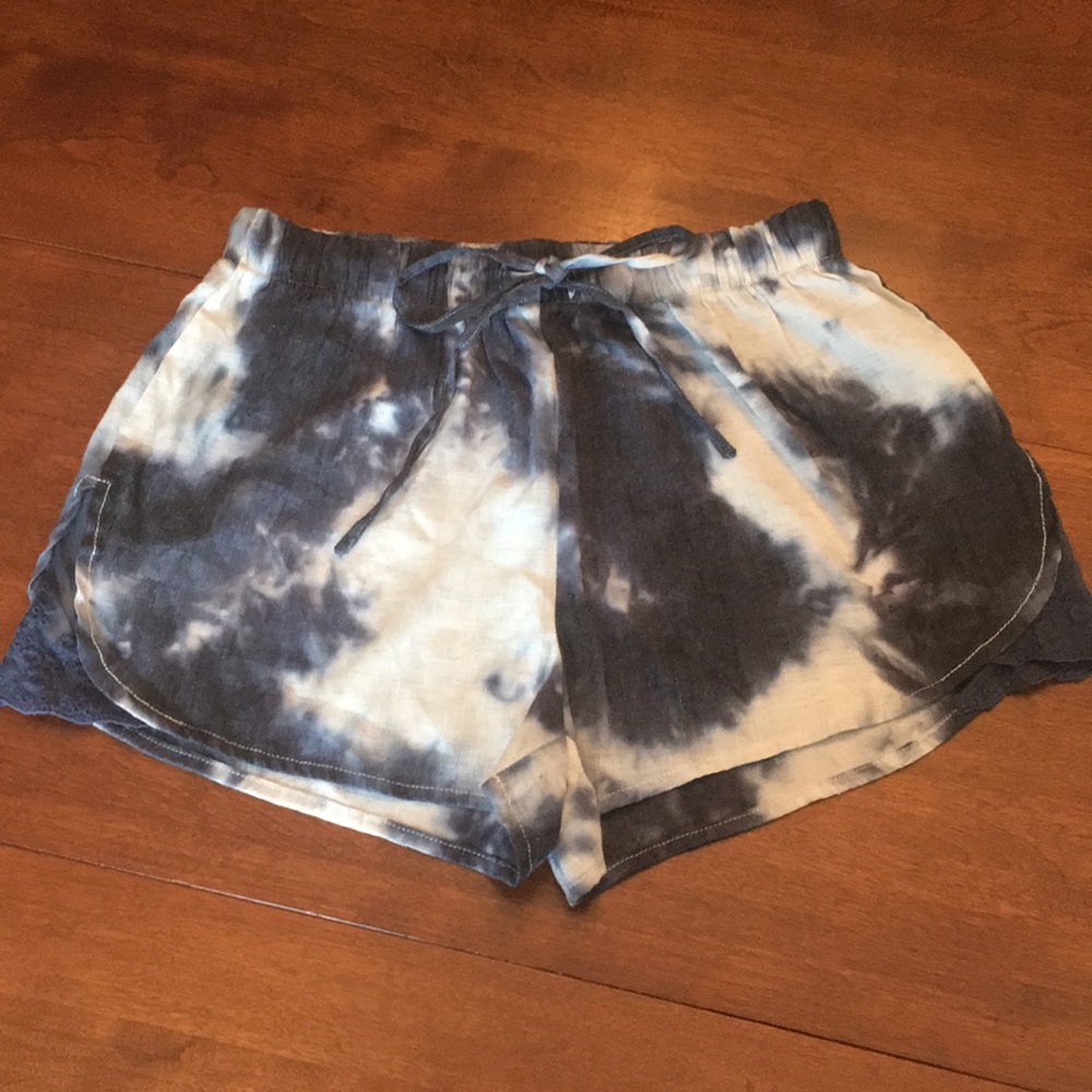 En Creme navy blue -white shorts sz S